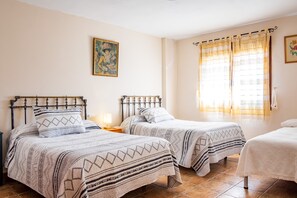 3 bedrooms, iron/ironing board, free WiFi, bed sheets