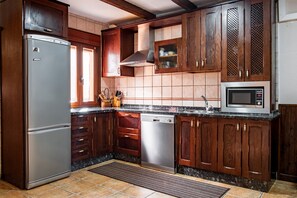 Fridge, microwave, stovetop, dishwasher - Country House 'Casa Rural Arroal I' with Mountain View, Wi-Fi and Air Conditioning (Sotoserrano)