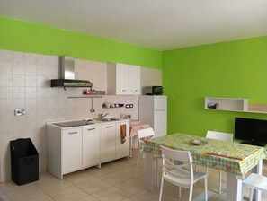 Réfrigérateur, micro-ondes, plaque de cuisson