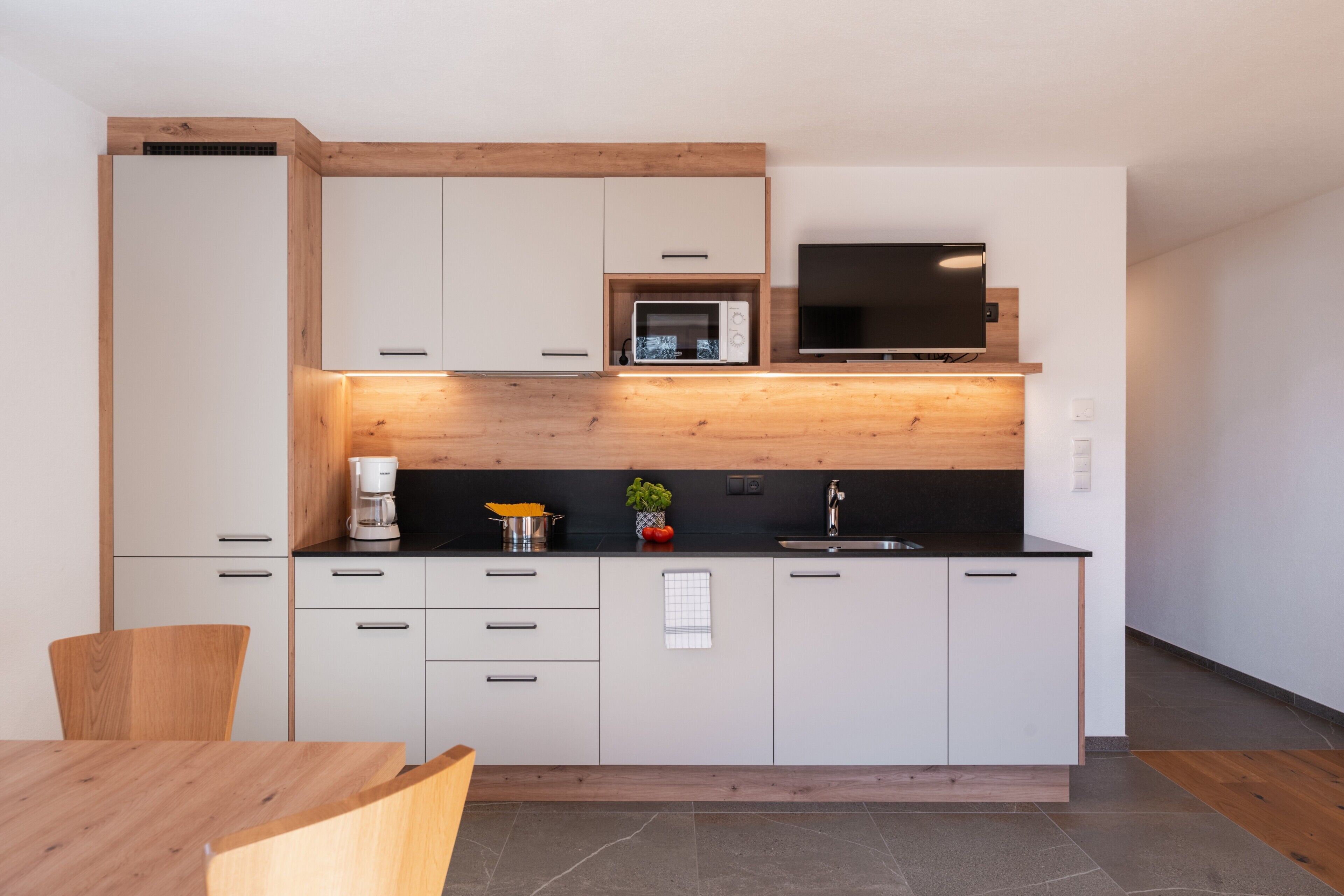 Kühlschrank, Mikrowelle, Herdplatte, Geschirrspüler