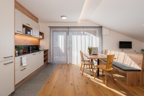Fridge, microwave, stovetop, dishwasher - Apartment 'Huberhof  Enzian' with Mountain View, Private Terrace and Wi-Fi (Riomolino)