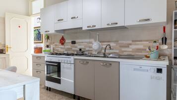 Kühlschrank, Ofen, Herdplatte, Geschirrspüler