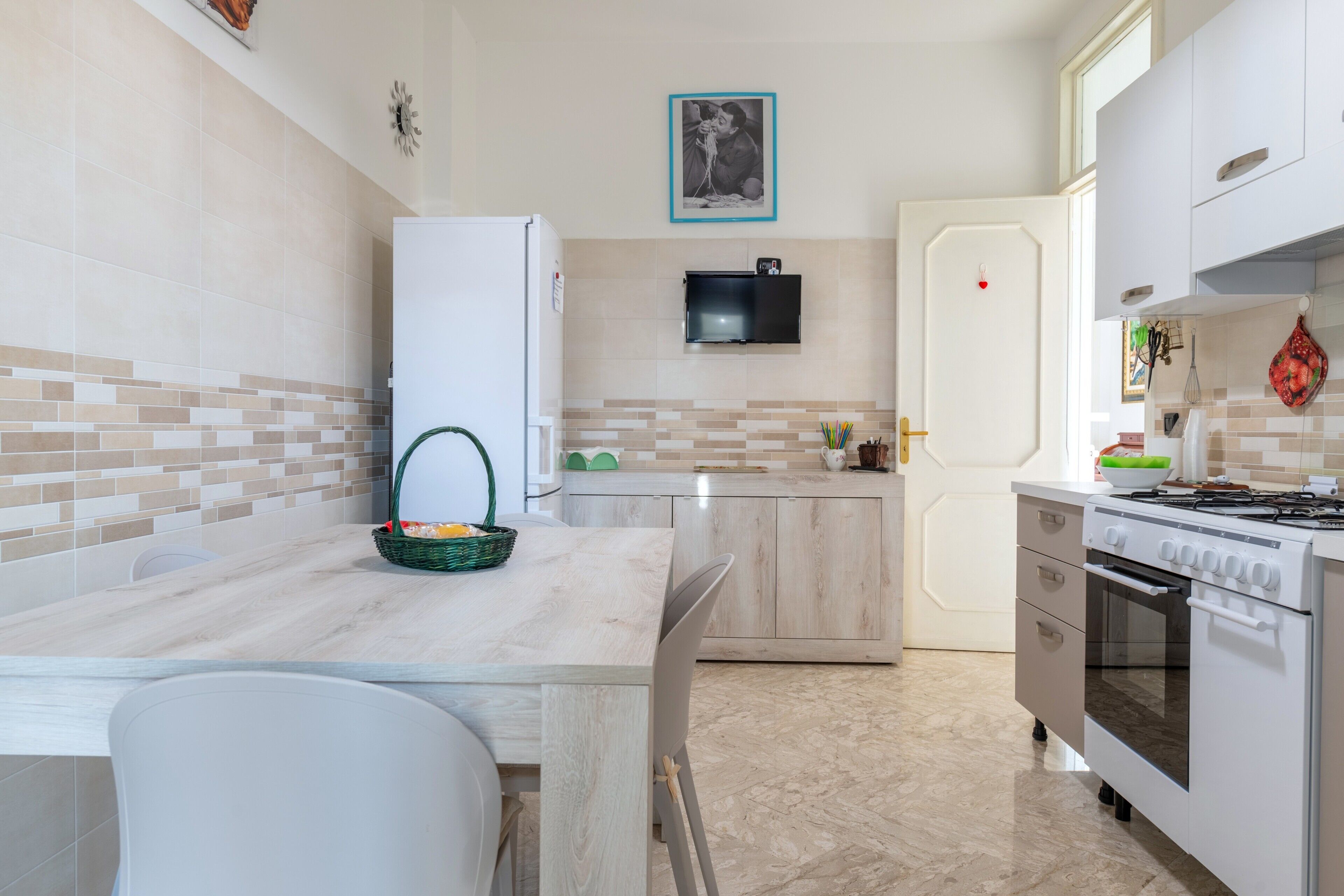 Frigorifero, forno, piano cottura, lavastoviglie