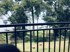 Economy Oda, Balkon, Göl Manzaralı | Masa, dizüstü bilgisayar çalışma alanı, çarşaf takımı