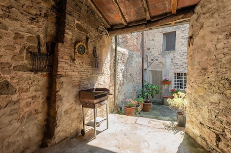 Terrace/patio. Holiday Home 'Casa Rosa' with Private Terrace, Private Garden and Wi-Fi
