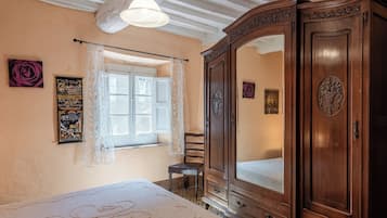 3 bedrooms, iron/ironing board, free WiFi, bed sheets