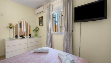 4 makuuhuonetta, silitysrauta/-lauta, ilmainen Wi-Fi, vuodevaatteet