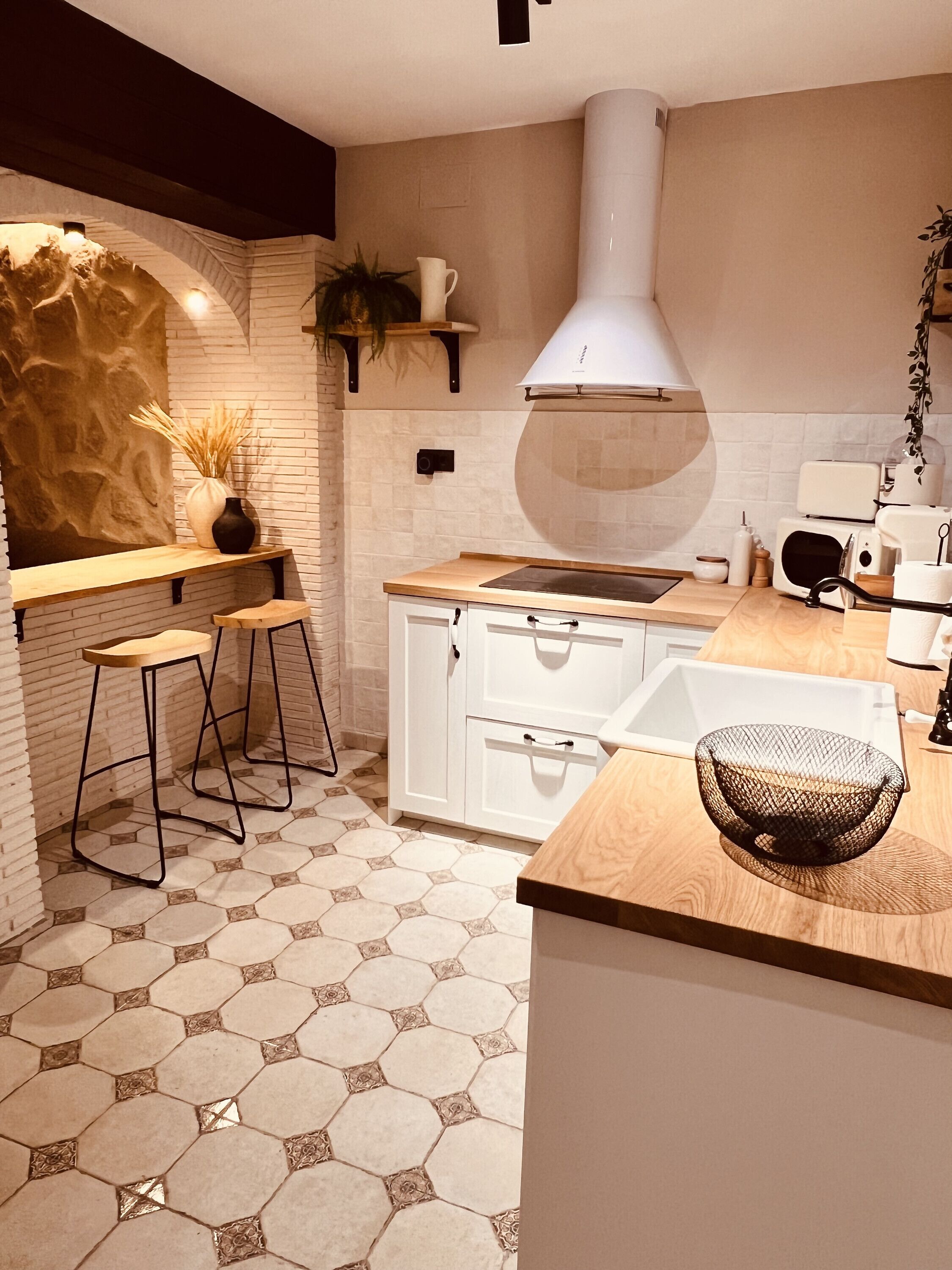 Fridge, microwave, dishwasher, coffee/tea maker