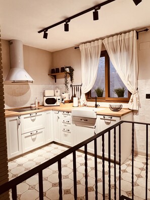 ثلاجة، ميكروويف، غسالة أطباق، ماكينة لصنع القهوة/الشاي