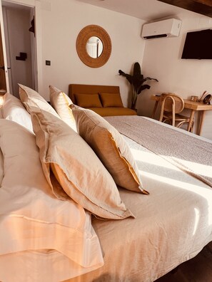 3 bedrooms, iron/ironing board, free WiFi, bed sheets - Villa 'Valeria, Casa Cueva 1748' with Private Terrace, Wi-Fi and Air Conditioning (Requena)