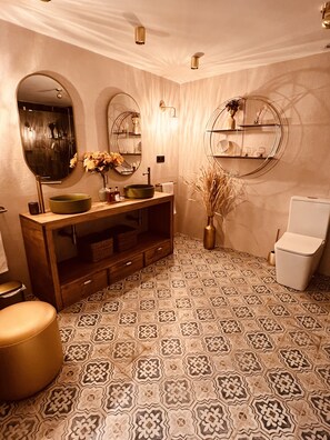 Dusj, hårføner og håndklær