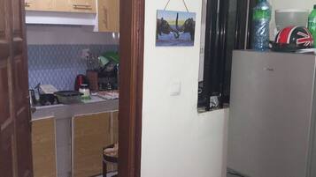 Fridge, oven, coffee/tea maker, electric kettle