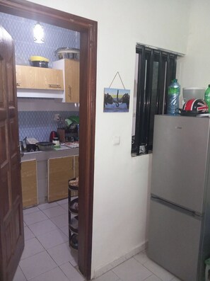 Fridge, oven, coffee/tea maker, electric kettle