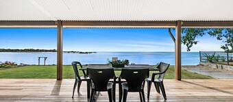 Fish Tales - Absolute Waterfront Toogoom-Sleeps 12-14-Air Con-Wi-Fi-Pets