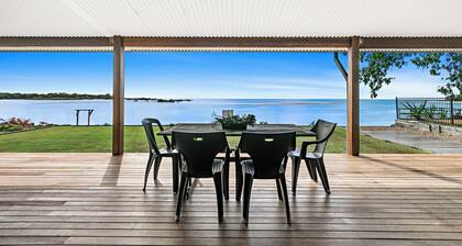 Fish Tales - Absolute Waterfront Toogoom-Sleeps 12-14-Air Con-Wi-Fi-Pets