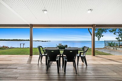 Fish Tales - Absolute Waterfront Toogoom-Sleeps 12-14-Air Con-Wi-Fi-Pets