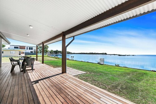Fish Tales - Absolute Waterfront Toogoom-Sleeps 12-14-Air Con-Wi-Fi-Pets