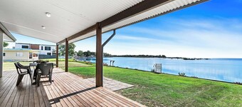 Fish Tales - Absolute Waterfront Toogoom-Sleeps 12-14-Air Con-Wi-Fi-Pets