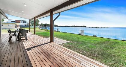 Fish Tales - Absolute Waterfront Toogoom-Sleeps 12-14-Air Con-Wi-Fi-Pets