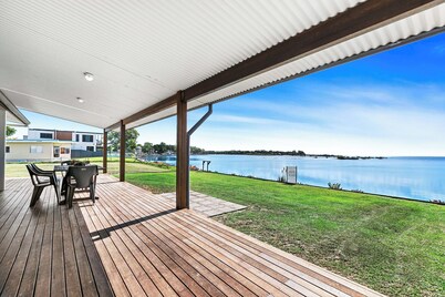 Fish Tales - Absolute Waterfront Toogoom-Sleeps 12-14-Air Con-Wi-Fi-Pets