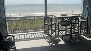 Een balkon met uitzicht op het strand en de oceaan.