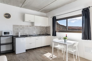 Fridge, microwave, stovetop, cookware/dishes/utensils - Casa Jonas Lanzarote – Private Pool, Complete Privacy, and Wi-Fi (Tías)