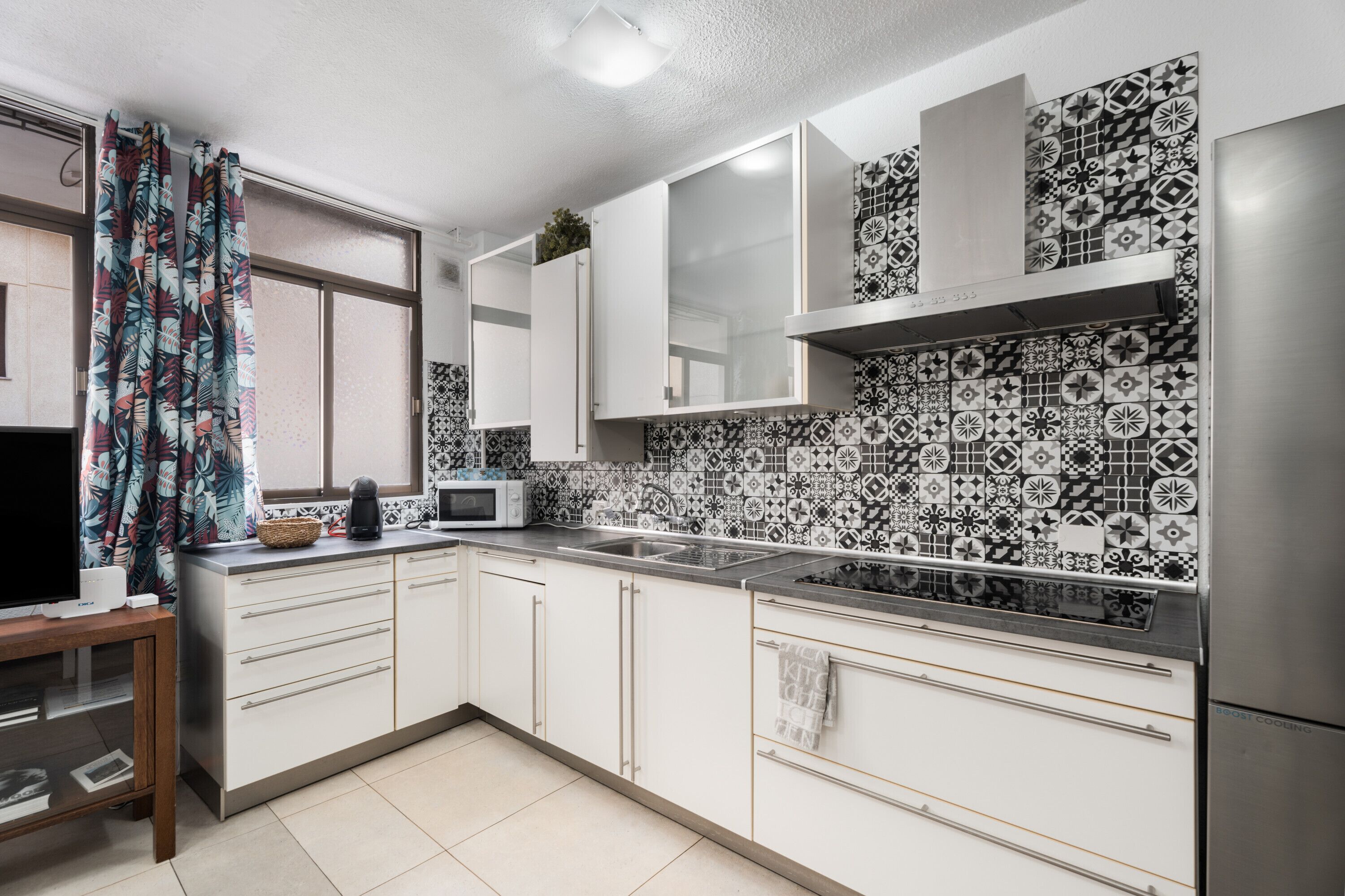 Frigorífico, microondas, placa de cocina y cafetera o tetera