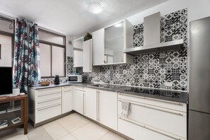 Réfrigérateur, micro-ondes, plaque de cuisson, cafetière/bouilloire