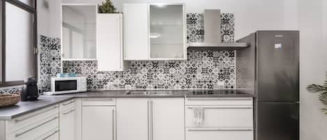 Frigorífico, microondas, placa de cocina y cafetera o tetera