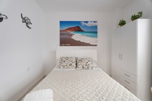 2 bedrooms, iron/ironing board, free WiFi, bed sheets - Vacation Apartment 'Paradise - El Medano' with Wi-Fi (El Médano)