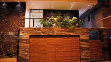 Konaklama yerinin ön cephesi - akşam/gece