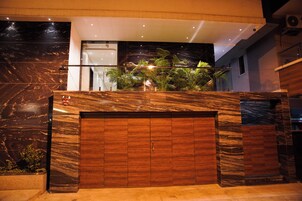 숙박 시설 정면 - 저녁/밤