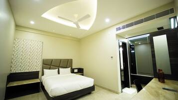 Deluxe Double Room | Desk, laptop workspace, soundproofing, iron/ironing board