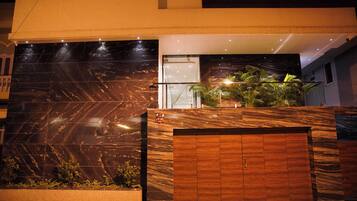 Konaklama yerinin ön cephesi - akşam/gece