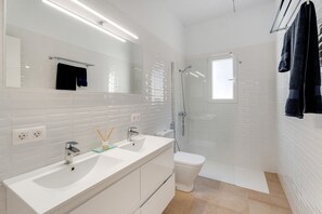 Shower, hair dryer, towels - Vacation Home 'La Casa Del Caballo' with Sea View, Private Pool and Wi-Fi (Adeje)