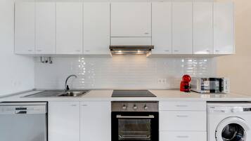 Een koelkast, een microgolfoven, een kookplaat