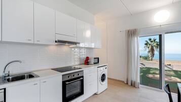 Frigorífico, microondas, placa de cocina y cafetera o tetera