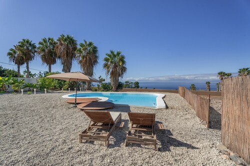 Casa de vacaciones 'La Casa Del Caballo' con vistas al mar, piscina privada y Wi-Fi
