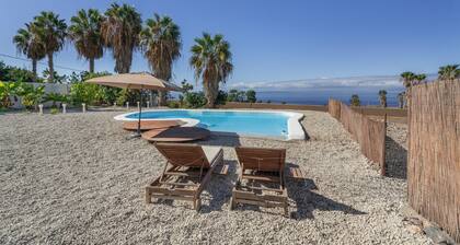Casa de vacaciones 'La Casa Del Caballo' con vistas al mar, piscina privada y Wi-Fi