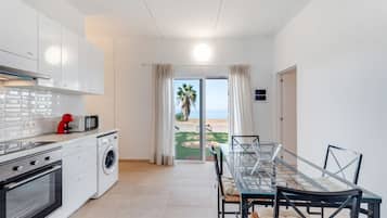 Réfrigérateur, micro-ondes, plaque de cuisson, cafetiÚre/bouilloire