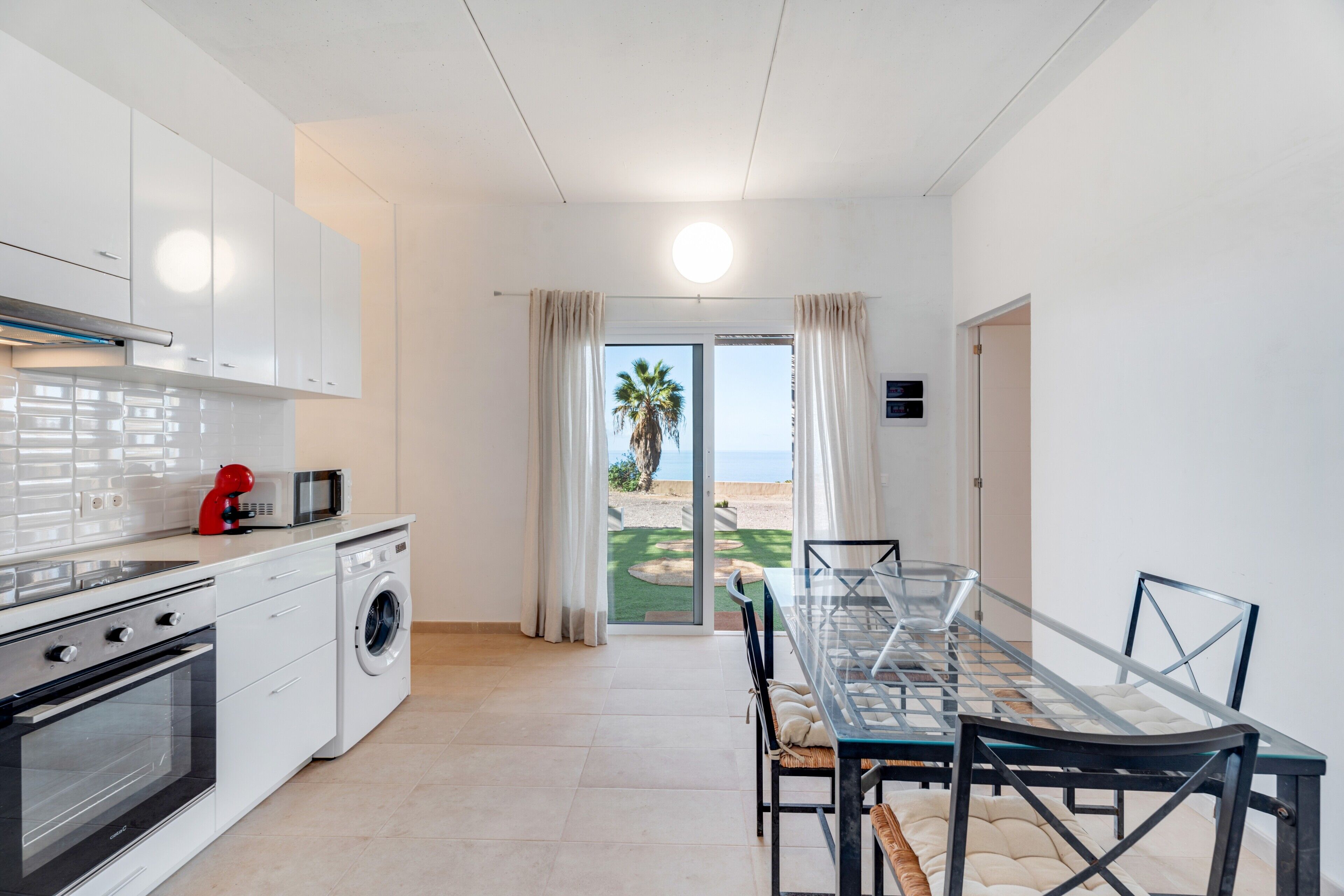 Kühlschrank, Mikrowelle, Herdplatte, Wasserkocher mit Kaffee-/Teezubehör