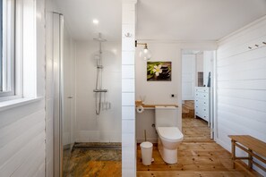 Douche, sèche-cheveux, serviettes fournies