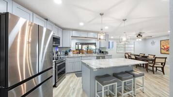 Geladeira, micro-ondas, fogão, cooktop