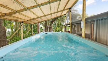 Een verwarmd zwembad