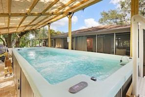 Outdoor spa tub