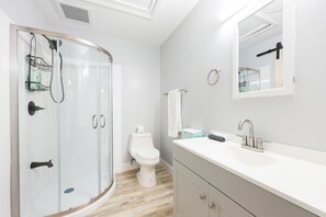 Secador de cabelo, toalhas de banho