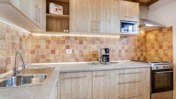 Fridge, microwave, oven, coffee/tea maker