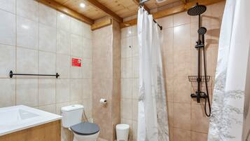 Douche, sèche-cheveux, serviettes fournies