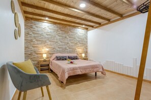 1 habitación, tabla de planchar con plancha, wifi gratis y ropa de cama 