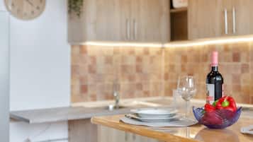 Fridge, microwave, oven, coffee/tea maker